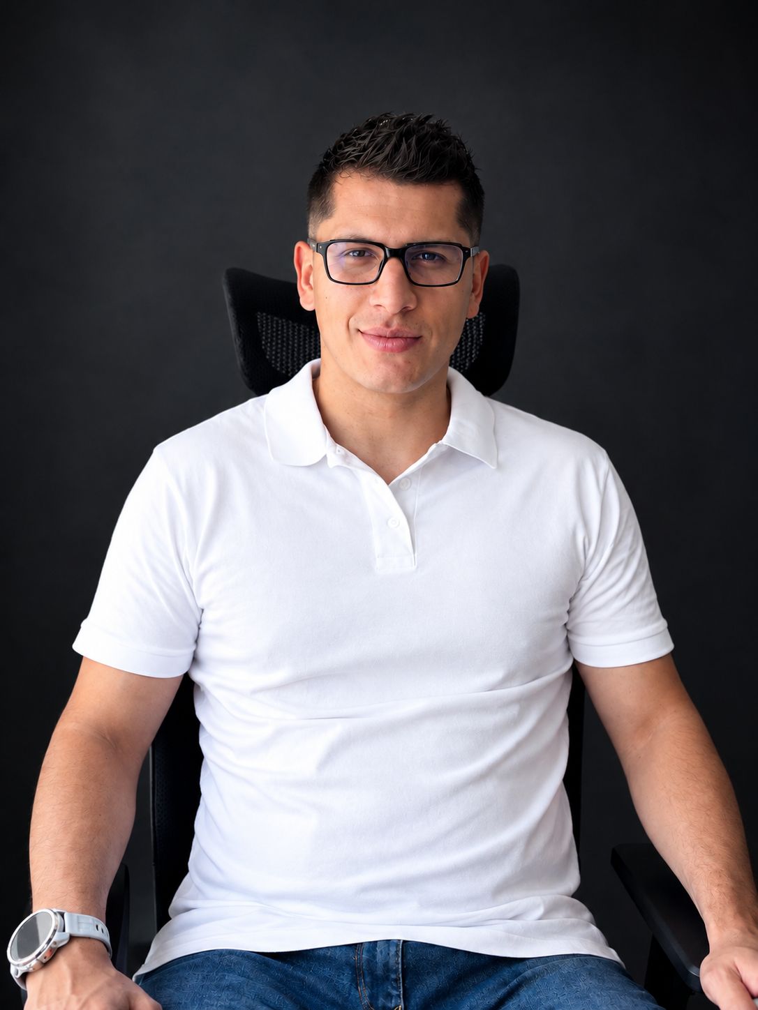 Andrés Felipe, CXO de MonPy Data, con camiseta polo blanca y gafas